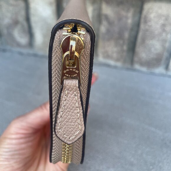 COACH CROSSGRAIN LEATHER ACCORDION ZIP AROUND WALLET Like New - Picture 7 of 10